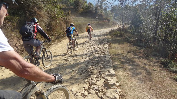 Piste caillouteuse en vélo au Népal
