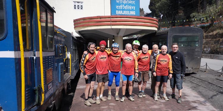 Arrivée à Darjeeling du premier raid vélo entre Kathmandu et Darjeeling