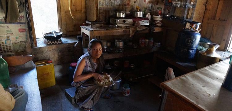 Raid VTT intérieur d'une maison népalaise