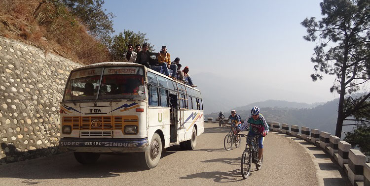Montée en VTT au Népal doublé par un bus Tata