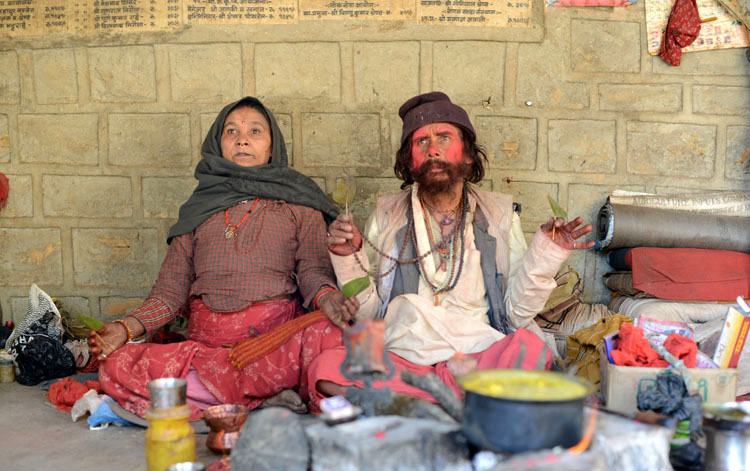 Couple de sadhu en pleine pudja