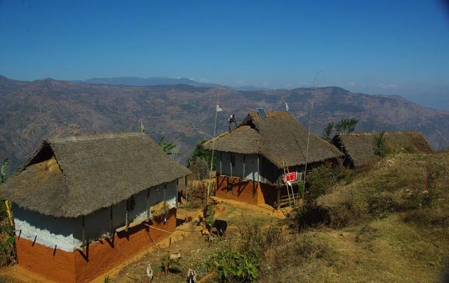 Maison traditionnelles népalaises et le Numbur Himal à l'horizon