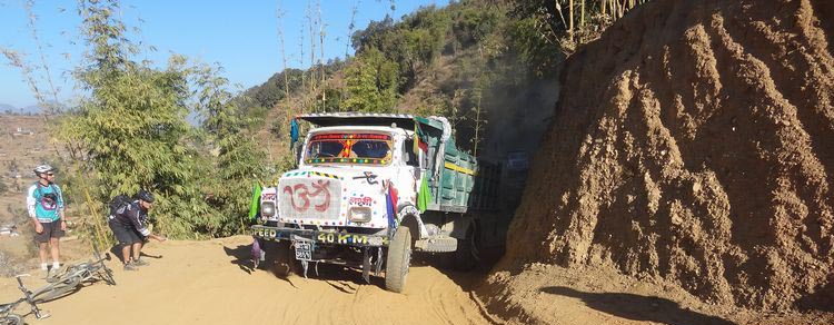 Camion Tata sur une piste du Népal