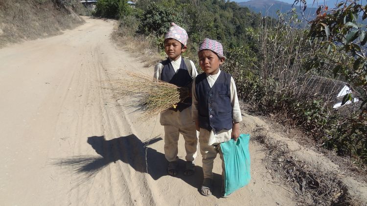 Ecolier népalais en tenue traditionnelle