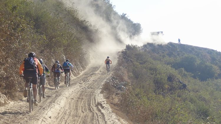 Chemin du Népal dans la poussière