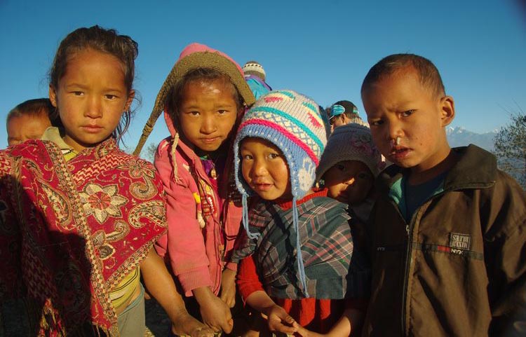 Enfants népalais du camp nid d'aigle