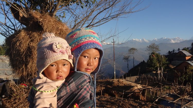 Bébé népalais porté dans le dos