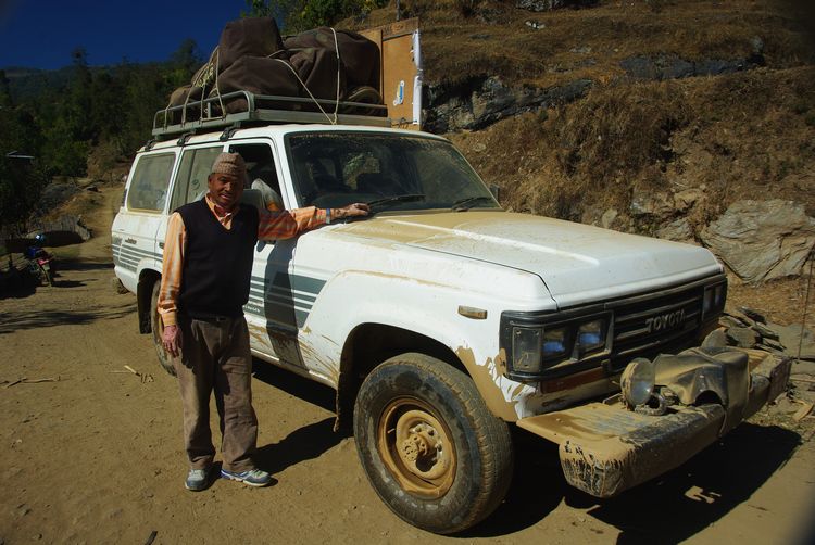 Hari, notre chauffeur devant son Toyota 4X4