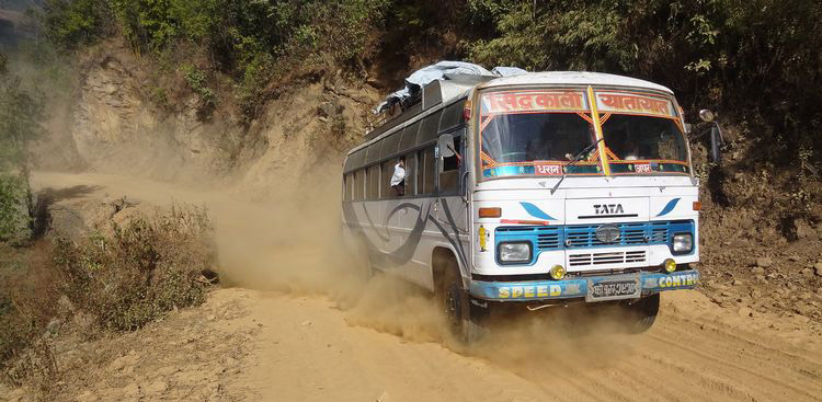 Bus Tata dans l'Himalaya