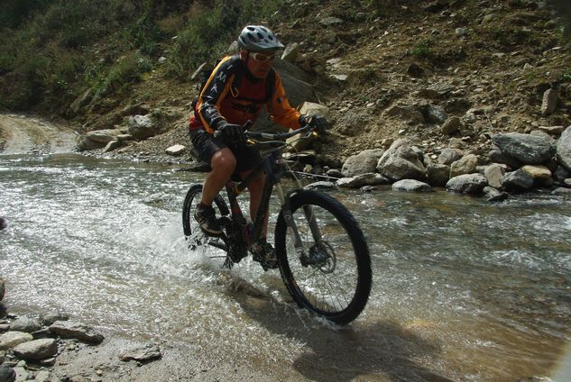 Passage à gué d'une rivière Népal